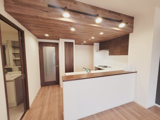 【キッチン】 | シーブレス　 | カウンターキッチンは料理の為の配慮をしたシステムキッチン仕様です。家事をしながらお子様の様子を見守れる安心感もあります。