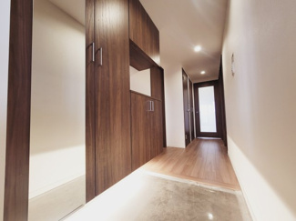 【玄関】 | シーブレス　 | 清潔感溢れる玄関がお出迎えする本邸宅の物語は、ここからは始まる日常を期待させます。おでかけの時も帰った時も、「我が家」を最初に感じてもらえる素敵な空間に。生活する側に立って設計した工夫を感じます！！！