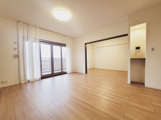 【居間・リビング】 | シーブレス　 | 忙しい朝でも、しっかり家族が揃って食事をして頂けるゆとりある大きさのダイニングスペース♪♪奥様が作る手料理をカウンター越しに受けとって頂き、テーブルで囲む素敵な時間を存分に。素敵な空間です！！