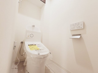 【トイレ】 | シーブレス　 | 便利で快適なウォシュレット付き　GOOD！
便座を温める機能もついているので、居心地が良く、つい長居してしまいそう！！
換気用に窓もついているので空気の入れ替えがしやすく、クリーンな空間を保てます！！