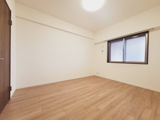 【洋室】 | シーブレス　 | ゆったりと安らげる洋室。寝室のゆとりが大きい分だけ、暮らしの安らぎは深まります。疲れを癒すだけでなく、ご夫婦の親密な語らいを紡ぎ出します。居心地がよく快適に過ごせる寝室の空間づくりにこだわりましょう。