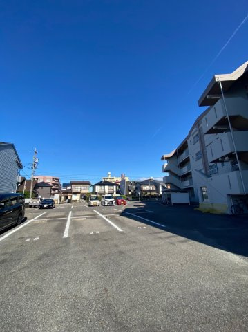 ファミール白針 の駐車場