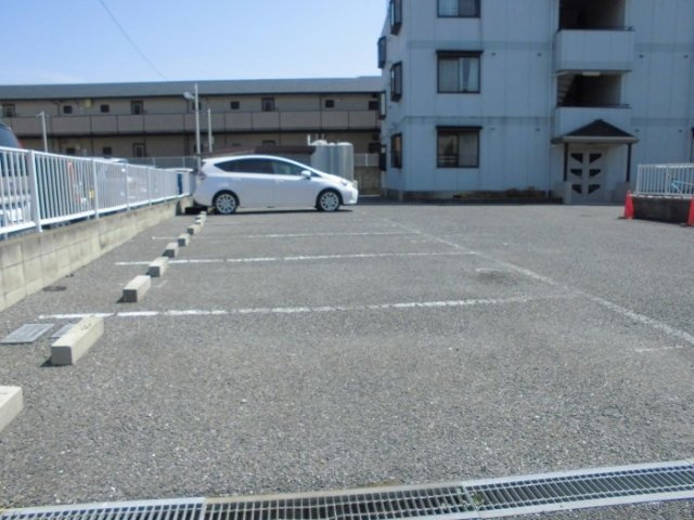メゾン・ファミールの駐車場