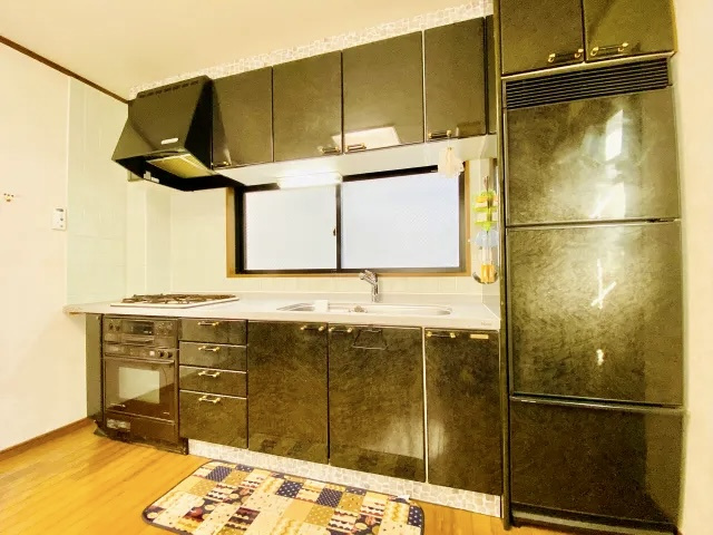 葛飾区東四つ木4丁目中古住宅のキッチン|ワイドで収納豊富なシステムキッチン