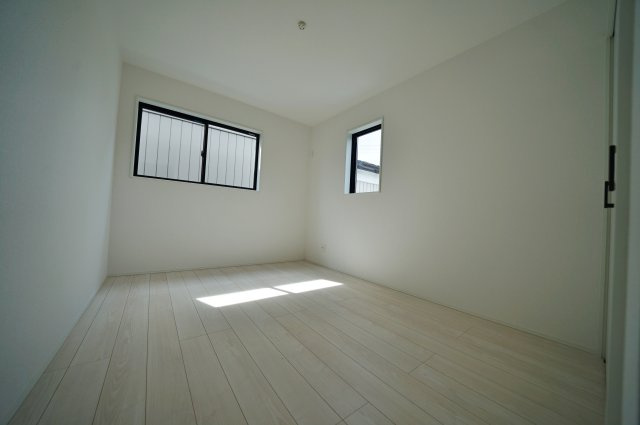 【横浜市瀬谷区阿久和西3丁目18-11新築戸建て】★仲介手数料無料★（原小学校・原中学校）の洋室
