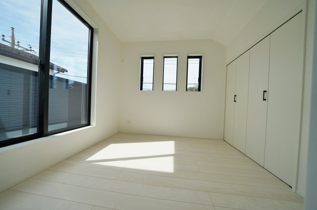 【横浜市瀬谷区阿久和西3丁目18-11新築戸建て】★仲介手数料無料★（原小学校・原中学校）の洋室