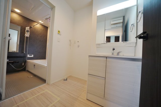 【横浜市瀬谷区阿久和西3丁目18-11新築戸建て】★仲介手数料無料★（原小学校・原中学校）の独立洗面台