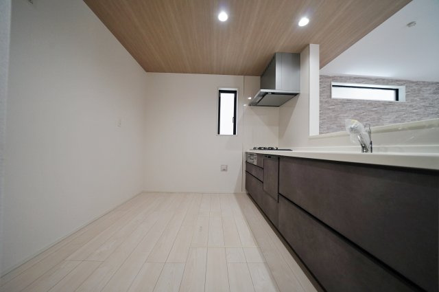 【横浜市瀬谷区阿久和西3丁目18-11新築戸建て】★仲介手数料無料★（原小学校・原中学校）のキッチン