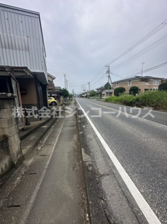 【前面道路含む現地写真】 | 北東側県道の幅員は約10.3ｍ。
