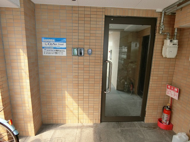 フラット鳴尾のエントランス