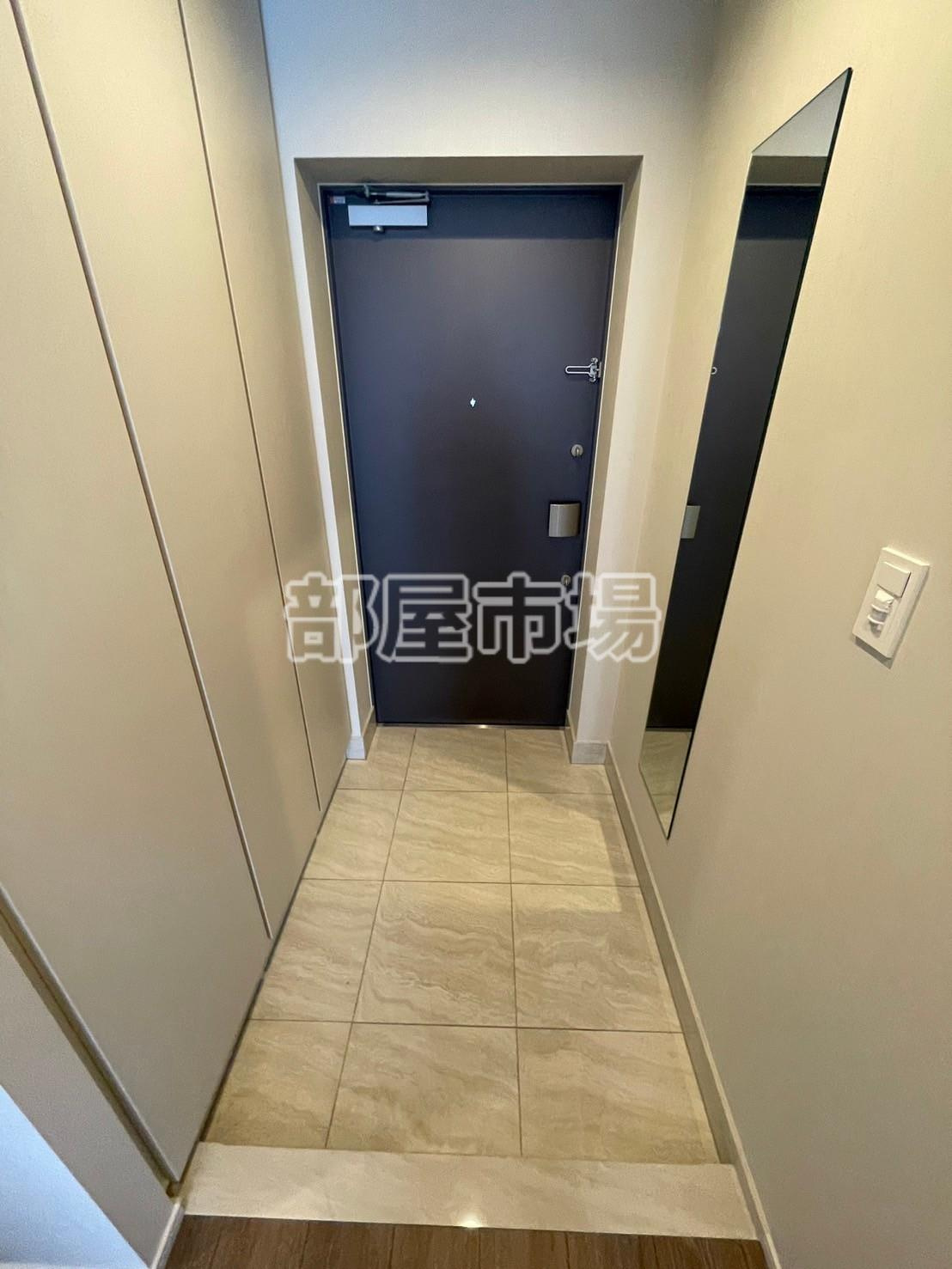 クレストコート上野の玄関