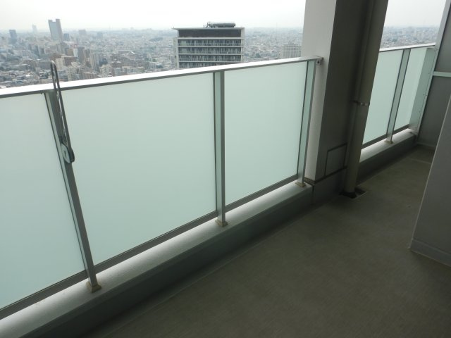 クロスエアタワーのバルコニー