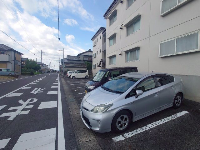 ネオハイツ高上 の駐車場