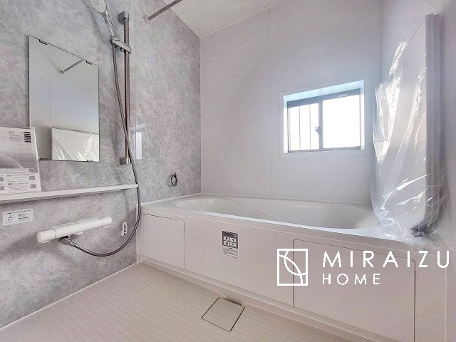 【浴室】 | 青く澄み渡った綺麗な空と、陽の光をたっぷりと受ける、そんな新築住宅で新生活をスタートしてみませんか？見学・ご相談等、ミライズホーム(株)までお気軽にご連絡下さい。