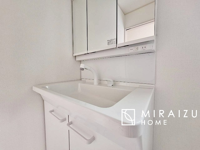 【独立洗面台】 | 青く澄み渡った綺麗な空と、陽の光をたっぷりと受ける、そんな新築住宅で新生活をスタートしてみませんか？見学・ご相談等、ミライズホーム(株)までお気軽にご連絡下さい。