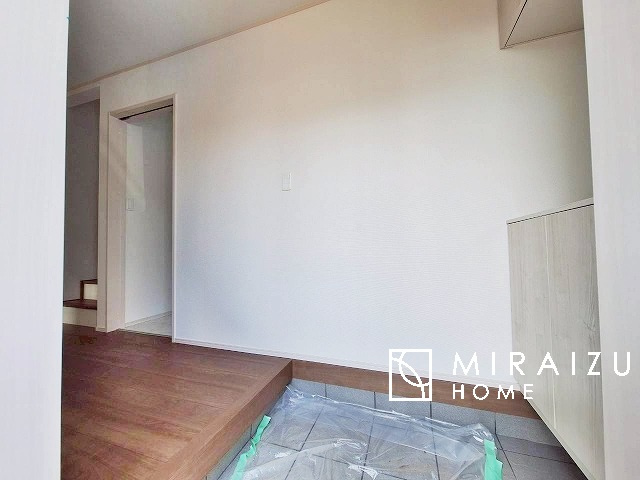 【玄関】 | 青く澄み渡った綺麗な空と、陽の光をたっぷりと受ける、そんな新築住宅で新生活をスタートしてみませんか？見学・ご相談等、ミライズホーム(株)までお気軽にご連絡下さい。