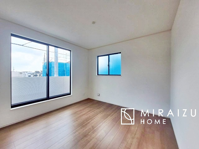 【洋室】 | 青く澄み渡った綺麗な空と、陽の光をたっぷりと受ける、そんな新築住宅で新生活をスタートしてみませんか？見学・ご相談等、ミライズホーム(株)までお気軽にご連絡下さい。