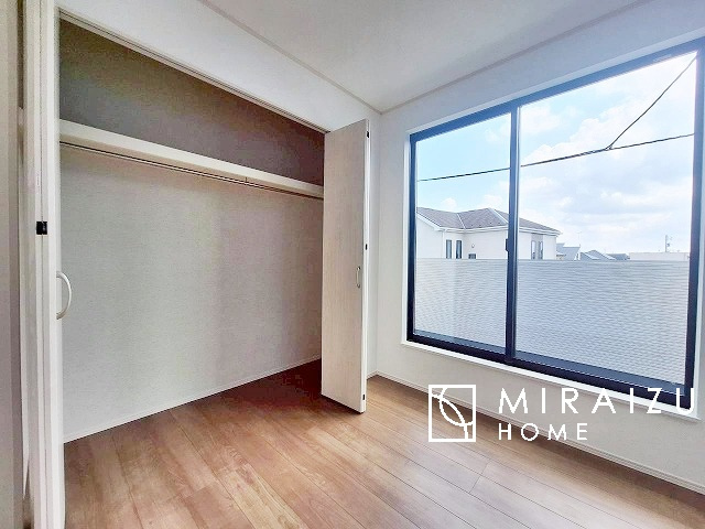 【寝室】 | 青く澄み渡った綺麗な空と、陽の光をたっぷりと受ける、そんな新築住宅で新生活をスタートしてみませんか？見学・ご相談等、ミライズホーム(株)までお気軽にご連絡下さい。