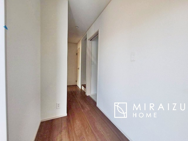 【玄関】 | 青く澄み渡った綺麗な空と、陽の光をたっぷりと受ける、そんな新築住宅で新生活をスタートしてみませんか？見学・ご相談等、ミライズホーム(株)までお気軽にご連絡下さい。