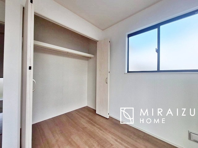 【寝室】 | 青く澄み渡った綺麗な空と、陽の光をたっぷりと受ける、そんな新築住宅で新生活をスタートしてみませんか？見学・ご相談等、ミライズホーム(株)までお気軽にご連絡下さい。