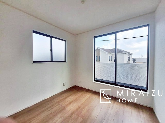 【洋室】 | 青く澄み渡った綺麗な空と、陽の光をたっぷりと受ける、そんな新築住宅で新生活をスタートしてみませんか？見学・ご相談等、ミライズホーム(株)までお気軽にご連絡下さい。