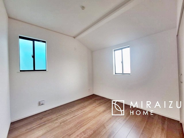 【洋室】 | 青く澄み渡った綺麗な空と、陽の光をたっぷりと受ける、そんな新築住宅で新生活をスタートしてみませんか？見学・ご相談等、ミライズホーム(株)までお気軽にご連絡下さい。