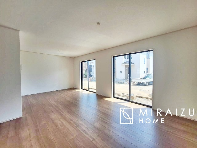 【居間・リビング】 | 青く澄み渡った綺麗な空と、陽の光をたっぷりと受ける、そんな新築住宅で新生活をスタートしてみませんか？見学・ご相談等、ミライズホーム(株)までお気軽にご連絡下さい。