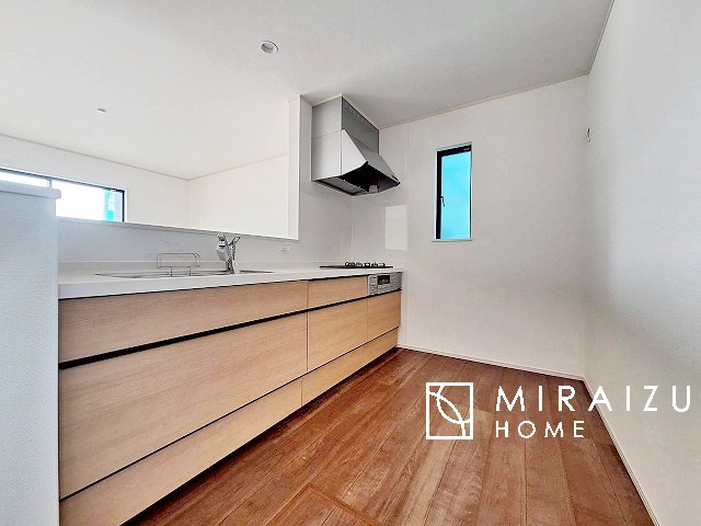 【キッチン】 | 青く澄み渡った綺麗な空と、陽の光をたっぷりと受ける、そんな新築住宅で新生活をスタートしてみませんか？見学・ご相談等、ミライズホーム(株)までお気軽にご連絡下さい。