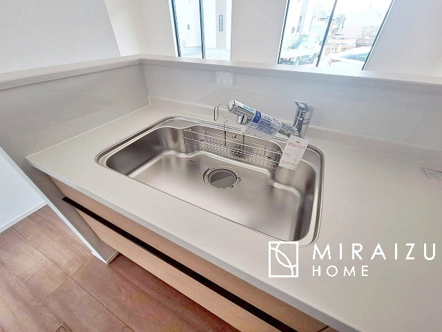 【キッチン】 | 青く澄み渡った綺麗な空と、陽の光をたっぷりと受ける、そんな新築住宅で新生活をスタートしてみませんか？見学・ご相談等、ミライズホーム(株)までお気軽にご連絡下さい。