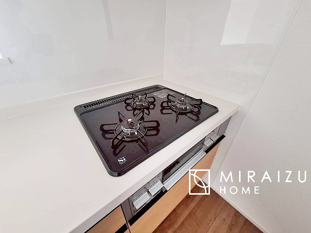 【キッチン】 | 青く澄み渡った綺麗な空と、陽の光をたっぷりと受ける、そんな新築住宅で新生活をスタートしてみませんか？見学・ご相談等、ミライズホーム(株)までお気軽にご連絡下さい。