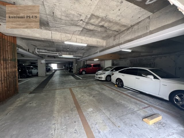シャトー三愛の駐車場