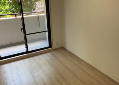 【洋室】 | コスモ相模原スカイエッセ | 洋室のメリットは重い家具が置きやすく、身の回りが整理しやすいことです。 床がフローリングのため畳とは異なり凹みにくいです。 クローゼットなど収納が豊富で、普段使わない旅行カバンや服の整頓も簡単にです。