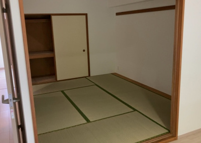 【寝室】 | コスモ相模原スカイエッセ | 寝室でゆっくりと過ごすためにはベッド周りの適度な空間を担保することや窓の位置、照明の明るさ、寝室の広さなどを考える必要があります。自身や家族の構成とライフスタイルに併せて寝室にする部屋を選びましょう！