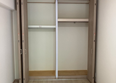 【収納】 | コスモ相模原スカイエッセ | デザイン性を重視しすぎて収納が少なかった！なんてことにならないため、事前に現地で収納の数を確認しておくことをお勧めします。クローゼット以外にも床下収納や屋根裏収納、パントリーなどもチェックしましょう。