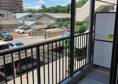 【バルコニー】 | コスモ相模原スカイエッセ | バルコニーは、室外の専用スペースのうち、「屋根がなく開放された空間」であるものを指します。ベランダより広いタイプのものが多く、日当たりもよいため家庭菜園などを楽しみたい人にとって適した環境となります。