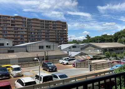 【展望】 | コスモ相模原スカイエッセ | 眺望の良さを楽しめるダイニングキッチンで家族団らんの時間を過ごしてはいかがでしょうか。バルコニーから見える景色を家族で眺める時間は、時間が経つのを忘れてしまいそうですね。是非、現地を見に行きましょう！