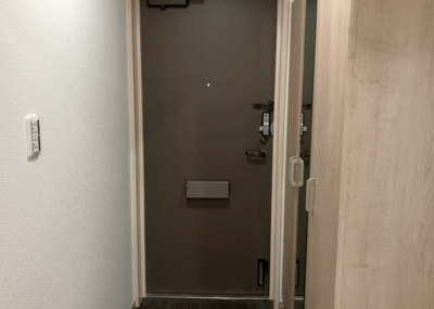 【玄関】 | コスモ相模原スカイエッセ | 玄関は家の顔でもあり、家族以外の目にも止まる場所です。玄関は外との間を仕切る扉、靴などをしまっておく収納スペース、靴脱ぎのたたきスペース、来客とのやり取りをするドアホンなど複数のアイテムからなります。