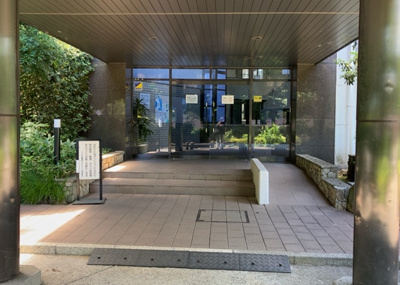 【エントランス】 | コスモ相模原スカイエッセ | マンションのエントランスには、もともと風よけや防犯の役割がありますが、マンションによって宅配ボックスなどの設備が備わっている所もあります。日々の生活をイメージしながら生活しやすさをチェックしましょう。