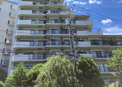 【外観】 | コスモ相模原スカイエッセ | 外観はマンション管理がされているかの目安になります。築年数が古いと、壁面は劣化してひび割れが生じることも！建物が古びていても細かいところが修繕されていると、きちんと管理されているなぁと感じるでしょう。