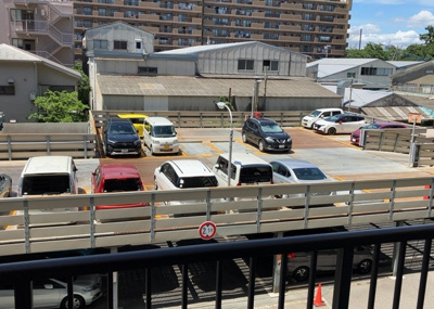 【駐車場】 | コスモ相模原スカイエッセ | 車一台あたりに必要なスペースは、標準サイズの普通自動車で横幅2m50cm、長さ5mは必要になります。ただし、乗降のことも考慮して横幅3m30cm、長さ5m50cmほどは確保できるところを選びましょう。