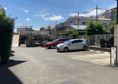 【駐車場】 | コスモ相模原スカイエッセ | 駐車場と明記されていても、最小スペースでつくられた駐車場だと大型車は駐車できなかったり、出入りしにくくなったりする可能性があります。お車のサイズと購入したい物件の駐車場のサイズを現地で確認しましょう。