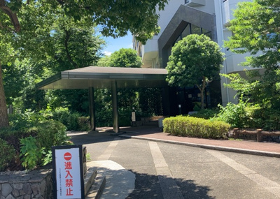 【庭】 | コスモ相模原スカイエッセ | 物件によっては、入居者が個人的に使用できる専用庭がついているものもあります。また、住宅の中にある土間の部分を庭と呼ぶこともあります。庭の用途は住む人によって変わり、それによってデザインもさまざまです。