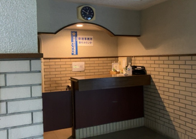 【受付】 | コスモ相模原スカイエッセ | 受付はマンションコンシェルジュがいる場合もあれば、管理人が滞在する小部屋を総称して呼ぶことがあります。主にエントランスに設置されていることから、防犯面でも期待ができます。防犯設備がない場合はより安心！