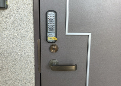 【防犯設備】 | コスモ相模原スカイエッセ | 当然のことではありますが、オートロックやセンサーライト、ホームセキュリティーなどの防犯設備があれば、小さいお子様がいるご家庭も安心ですよね！まず物件購入の際は、防犯設備もチェックするようにしましょう。