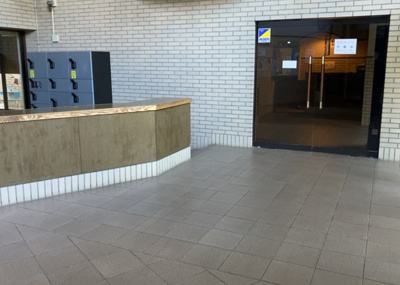 【ロビー】 | コスモ相模原スカイエッセ | ラウンジは、マンションの共用スペースに椅子やテーブルなどを配置した利用者が寛げる空間です。屋内型ラウンジと屋外型ラウンジがあります。共用部分の管理状況と合わせて、詳細については現地でご確認ください。