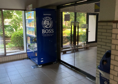 【ロビー】 | コスモ相模原スカイエッセ | ロビーというと、エントランスと何がちがうの？と思いますよね。実はロビーとエントランスには明確な決まりはありません。物件によっては、エントランスを入って広がるある程度の広さのある空間がロビーとなります。