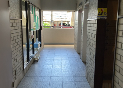 【その他共用部分】 | コスモ相模原スカイエッセ | 共有部分は、住民なら誰もが使える設備のこと。例えば駐車場やエレベーター、インターネット設備、セキュリティ設備などがあります。他にも、マンションの廊下・外部階段やエントランス・ゴミ置き場などがあります。