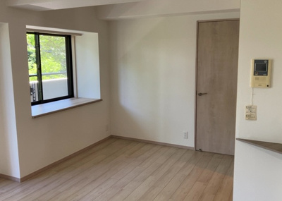 【ダイニング】 | コスモ相模原スカイエッセ | ダイニングは、食事や家族の団らんスペースとしてだけではなく、ほかの用途としても使用することができます。ダイニングテーブルを置き、食事のためのスペースを作ることでリビングとの差別化を図ることができます。