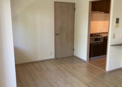 【キッチン】 | コスモ相模原スカイエッセ | L型アイランドタイプは、キッチンからダイニングにもリビングにも目が行き届くので、とても使いやすい配置です。L字型独立タイプは、キッチンを独立させてるためLDKというよりもLDといった様なイメージです。