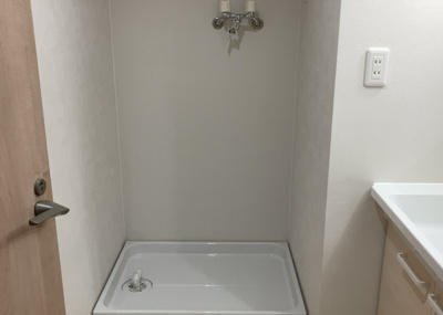 【ランドリースペース】 | コスモ相模原スカイエッセ | ランドリースペースも気になります。洗濯機置場があり「洗う、干す、取り込む、アイロンがけ、たたむ」など、洗濯に関する家事をするための空間です。広さや収納など付帯設備も含めて、詳細は現地でご確認ください。